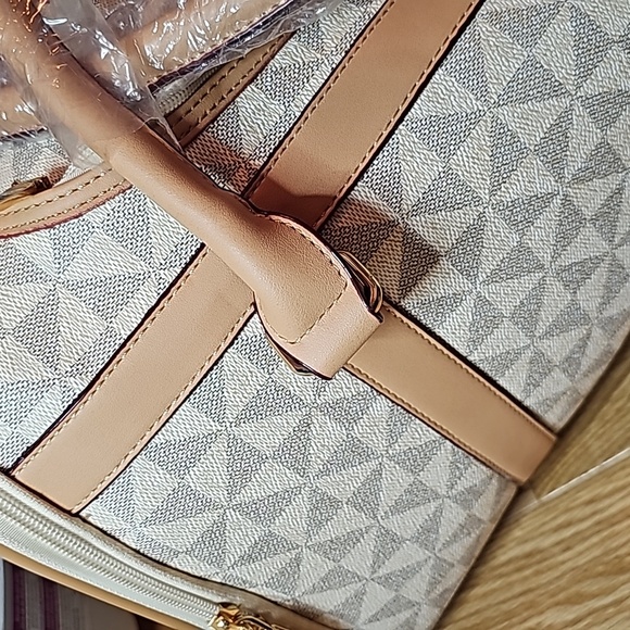 Designer Inspired Dog Travel Bag - Picture 2 of 7